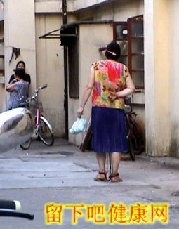 精神病妇女被丈夫戴着脚镣上街买菜(图)